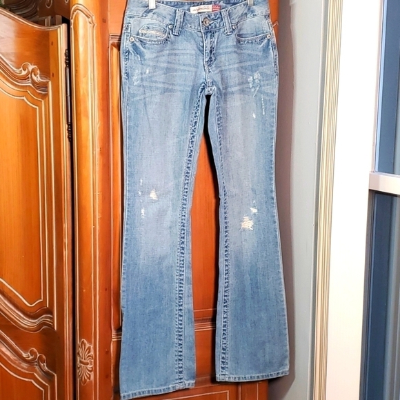 Aeropostale low rise disstressed jeans. Chelsea boot cut. Size 3/4. Enbroidery - Picture 1 of 12